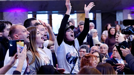 Assemblea Costituente M5S, pronti via e subito contestato Conte: “Venduti, venduti. Due mandati e a casa, dimettetevi. E lui: noi aperti al dissenso