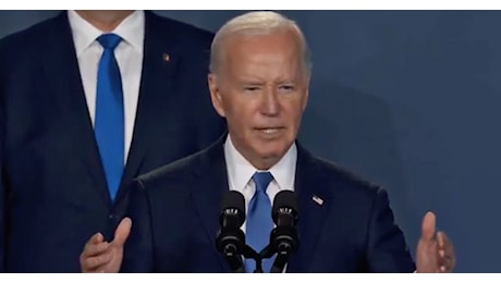 Il lapsus di Biden alla conferenza stampa: Zelensky viene presentato come “Putin”