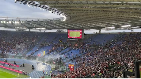 L'ingresso degli ultrà della Curva sud all'Olimpico dopo lo «sciopero del tifo». Applausi e cori per De Rossi