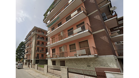 Bimbo di 18 mesi precipita dal balcone di un condominio a Pavia e muore in ospedale