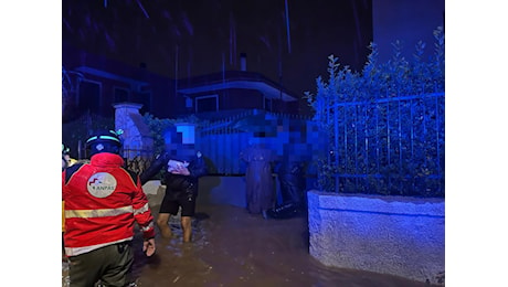 Siracusa, disagi per il forte temporale: volontari soccorrono anziani