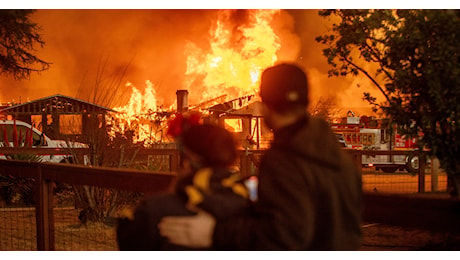 Los Angeles nella morsa degli incendi: “Sono fuori controllo”. Evacuati in 180mila. Le autorità: “Non sappiamo il reale numero dei morti”