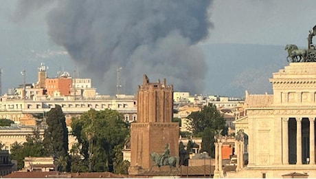 Roma, maxi incendio a Ponte Mammolo: coinvolte alcune baracche. Evacuati venti ospiti di un hotel