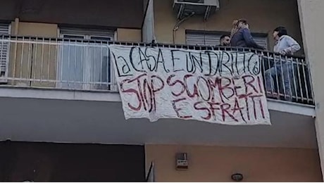 Emergenza casa, donna si incatena al balcone, tensioni tra movimenti e polizia a Tor Marancia. Chiaccheri: “Serve una moratoria urgente per gli sfratti”