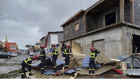 Ciclone devasta l'isola francese di Mayotte, si temono migliaia di morti. Mélenchon attacca: «Il governo non ha organizzato nulla»