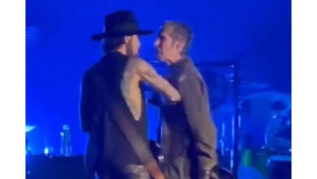 Jane's Addiction: reunion tour con rissa sul palco. Urla e pugni, pubblico ammutolito. Il video