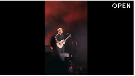 Ed Sheeran canta Perfect in italiano durante il concerto a Lucca: la commozione del pubblico - Il video