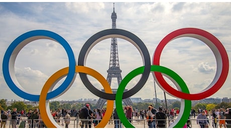 Olimpiadi, a Parigi è già caos mensa: mancano uova e carne. Come funziona il ristorante più grande al mondo (3200 coperti)