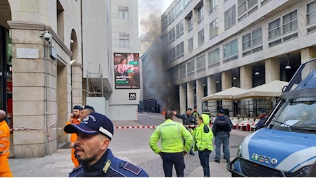 Incendio in corso Vittorio Emanuele a Milano, le fiamme dal sotterraneo di un negozio a due passi da piazza Duomo