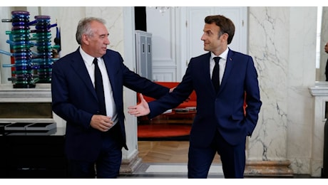 Macron sceglie come primo ministro l’alleato Bayrou: per sopravvivere serve patto di “non sfiducia”. Mélenchon chiude, ma non Le Pen