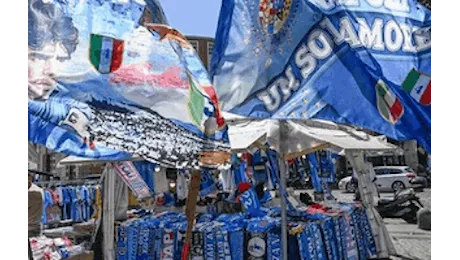 Napoli, l'Accoglienza Inaspettata: Pioggia, Scaramanzia e un'Emozione Nascosta