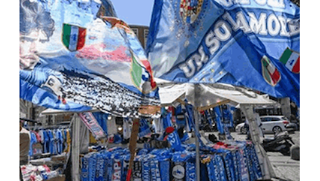 Napoli, l'Accoglienza Inaspettata: Pioggia, Scaramanzia e un'Emozione Nascosta