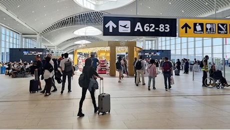 Liquidi nel bagaglio a mano, la beffa siglata Ue: torna il limite dei 100ml, anche negli aeroporti con scanner di ultima generazione