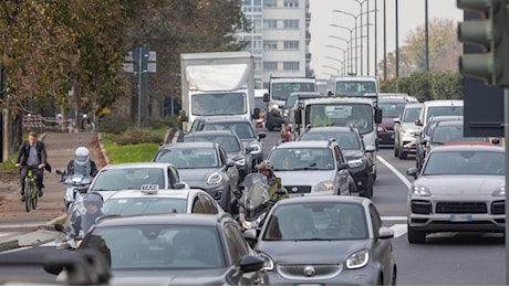 Sciopero dei trasporti, Landini esulta: “Adesioni al 90%”. Città paralizzate