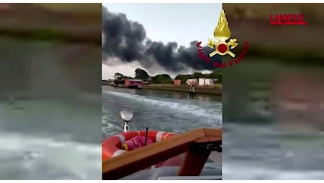 Venezia, due imbarcazioni in fiamme a Murano: l'intervento dei vigili del fuoco