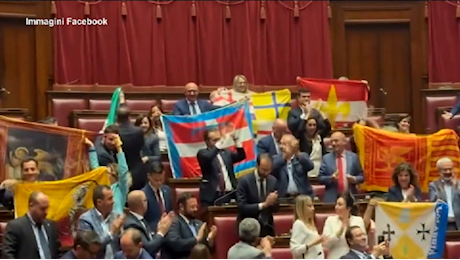 VIDEO Autonomia, opposizione canta l'inno di Mameli in aula: bandiere regionali tra i banchi della maggioranza- LaPresse