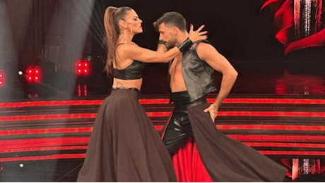 Bianca Guaccero e Giovanni Pernice a Ballando con le Stelle: look coordinati con maxi gonna per il paso doble