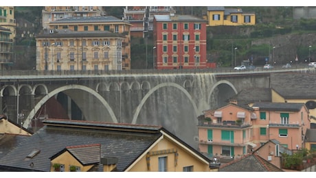 Nubifragio a Genova, cascate d’acqua dal ponte dell’Aurelia sul fiume Sori: il video