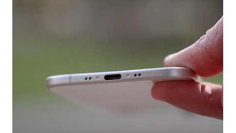 iPhone 17 Air con custodia è più sottile del 17 Pro Max senza | Rumor