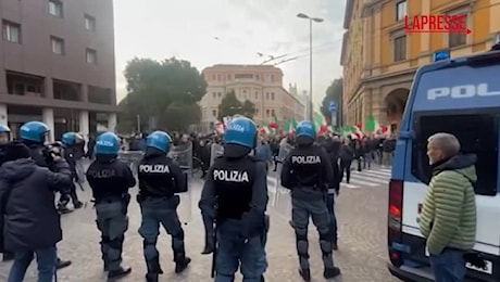 Camicie nere e zecche rosse. Bologna, così Salvini zittisce il sindaco Pd