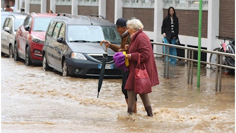 Allerta meteo per i fiumi Lambro e Seveso a Milano, scuole chiuse a Bergamo: trema anche la Lombardia