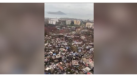 Il ciclone Chido devasta Mayotte, nell’oceano Indiano: “Situazione catastrofica, forse centinaia di morti”