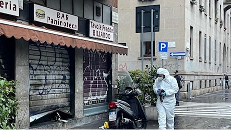 Milano, uomo ucciso in via Giovanni da Cermenate: aveva tentato di rubare in un bar, il titolare l'ha assalito con le forbici