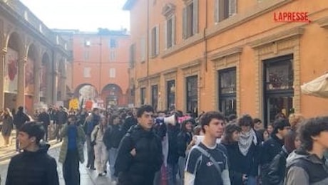 No Meloni Day a Bologna, gli studenti: Avete le mani sporche di sangue