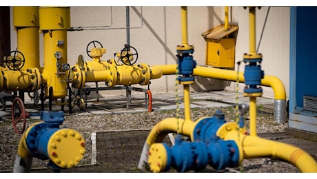 L'Ue vuole fermare definitivamente l'import del gas russo entro il 2027, ma c'è chi va da Putin