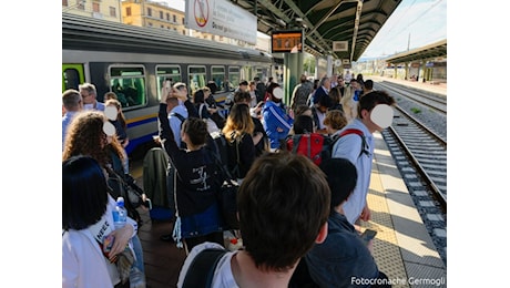 Treni, un'altra mattinata di ritardi: la causa sarebbe un uomo visto sui binari a Firenze