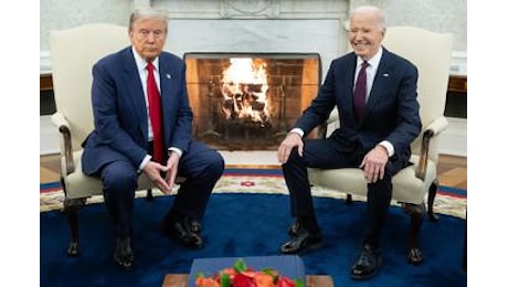 Trump alla Casa Bianca da Biden, stretta di mano e sorrisi – Video