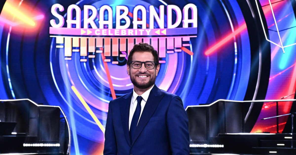 Sarabanda Celebrity, Enrico Papi mette in campo otto vip per scatenarsi al karaoke: ecco cosa accadrà