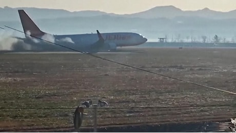 Corea del Sud, aereo esce di pista ed esplode: le immagini dello schianto