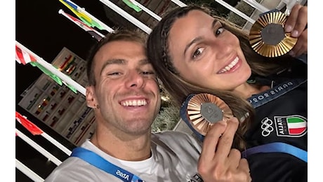 Olimpiadi 2024, su Instagram la foto della coppia Rossella Fiamingo e Gregorio Paltrinieri con le medaglie