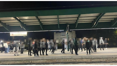 Rissa in stazione tra oltre 100 giovanissimi di clan rivali: l'appuntamento su Whatsapp per vendicare la ragazzina molestata dai nemici. Spuntano i coltelli