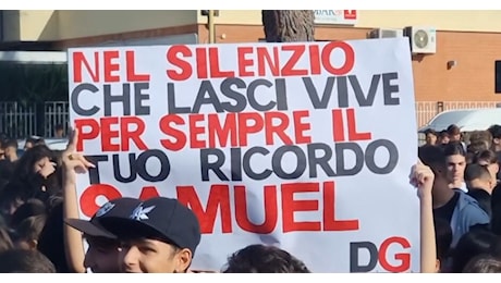 Studenti in corteo a Foggia per ricordare i tifosi morti nell'incidente stradale di Potenza