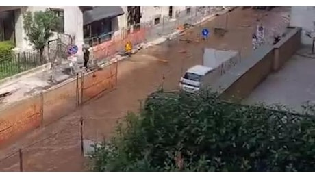 Manovra errata di un operaio, allagata una via di Milano vicino al tribunale. Senz'acqua 250 famiglie
