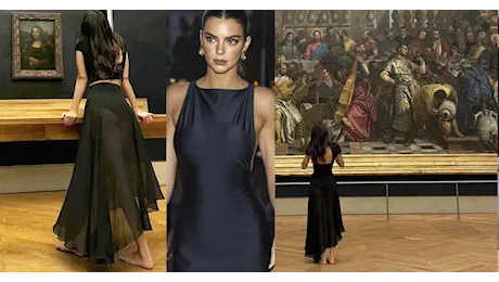 Kendall Jenner scalza al Louvre per una visita privata di notte: è polemica