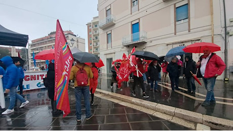 ﻿È il giorno dello sciopero generale: sindacati e manifestanti in piazza sotto la pioggia