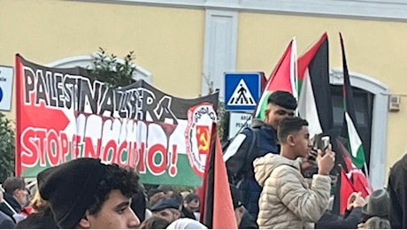 Milano, in 700 al corteo pro Palestina: «Un applauso ai giovani di Amsterdam, ma non siamo antisemiti». E spunta una foto di Sinwar