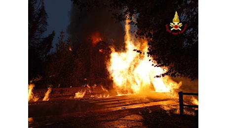 Gallio. Prima l’incendio, l’esplosione, poi il crollo: c’è un disperso. Foto e video