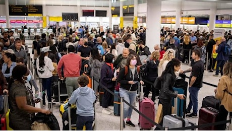 Guasti informatici segnalati in tutto il mondo, aeroporti fermi