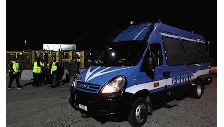 Roma-Lazio, la polizia ferma gli scontri: armi sequestrate e Daspo per un ultras biancoceleste