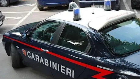 Accoltella la moglie in camera da letto e chiama il 112: «Venite l’ho uccisa»