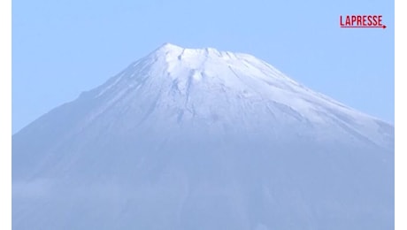 Giappone, torna la neve sul Monte Fuji: cima imbiancata con un mese di ritardo