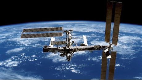 Esplode un satellite russo in disuso: 9 astronauti della Stazione Spaziale Internazionale rischiano di essere colpiti dai detriti spaziali