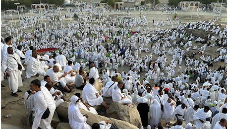 A La Mecca oltre 1300 morti durante l'Hajj per il caldo: i numeri ufficiali del pellegrinaggio sono spaventosi