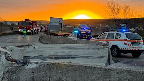 Auto colpita da una lastra portata da un camion, precipita da un viadotto in FiPiLi, morto il conducente