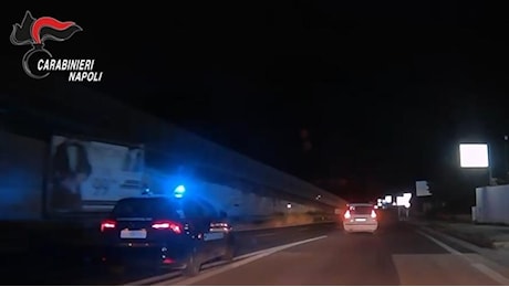 Varcaturo, in fuga contromano per 10 chilometri con la droga in auto: il video di inseguimento e cattura dei carabinieri