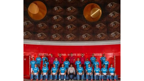 SSC Napoli: foto animata suggestiva della squadra alla metro di Chiaia per dare visibilità e lustro al progetto delle Stazioni dell'Arte